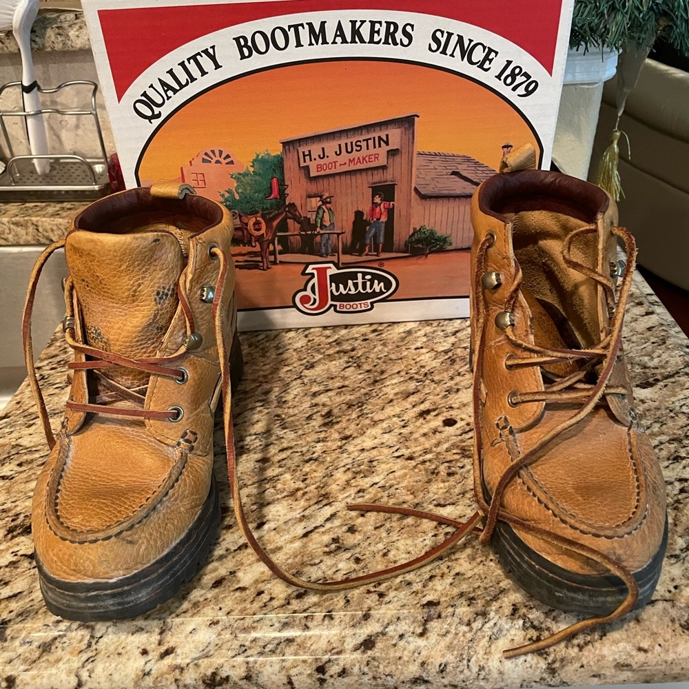 Justin women’s copper grizzly chukka boots